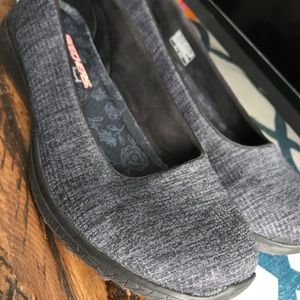Skechers women’s flats black and gray